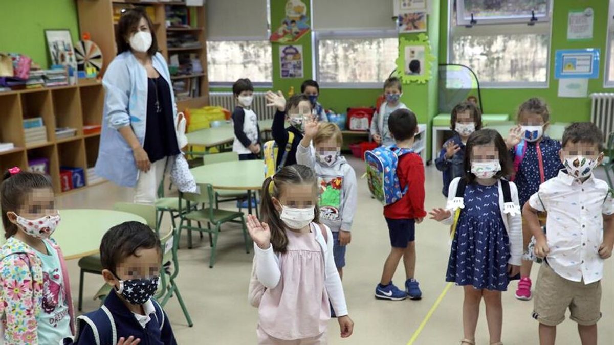 Los pediatras piden empezar a retirar las mascarillas en las aulas a finales de febrero