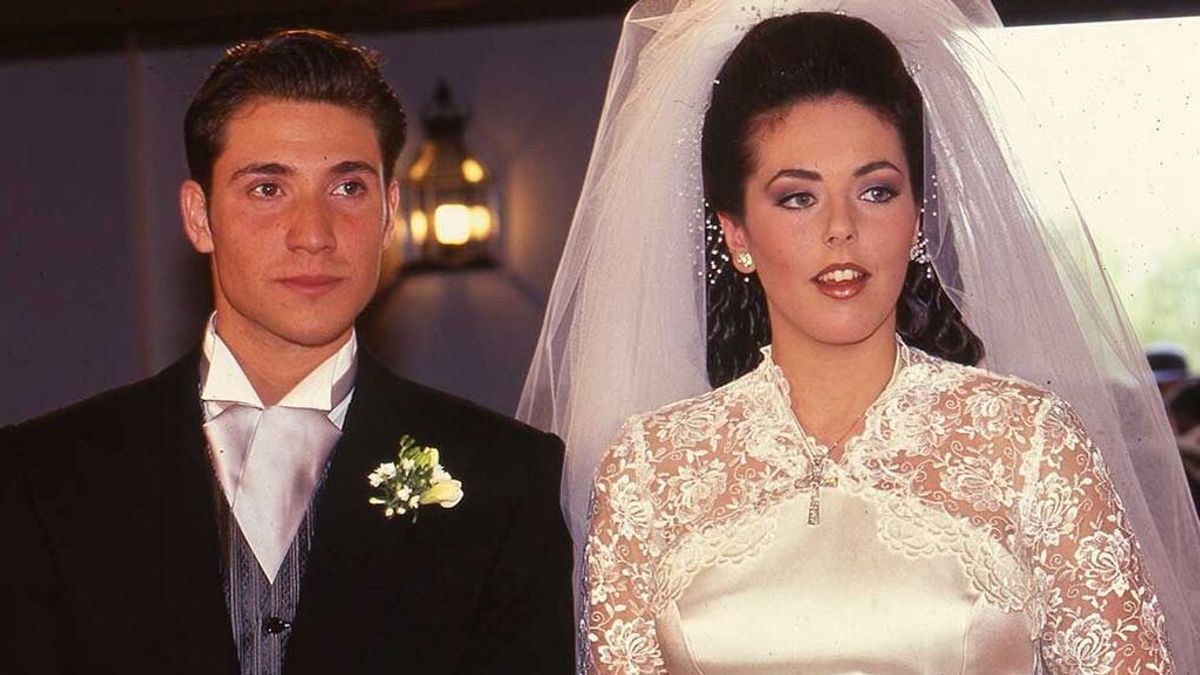 Los momentos que marcaron la boda de Rocío Carrasco y Antonio David: de las lágrimas de la Jurado a la peluca barroca de dos kilos de pelo de la novia.