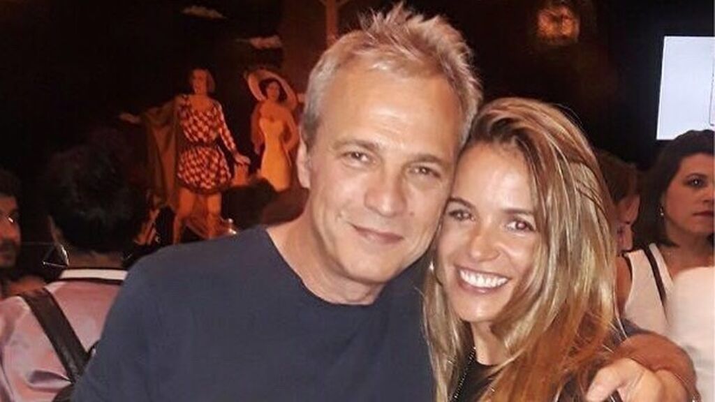 David Summers o cómo volver a enamorarse a los 50: la foto con sus dos perros y su pareja