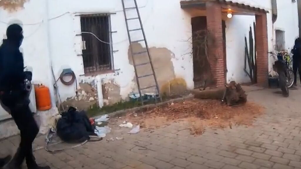 Preocupación entre los agentes de Vigilancia Aduanera que luchan contra el narcotráfico por el alto grado de tecnología que encuentran en cultivos de marihuana cada vez más sofisticados.