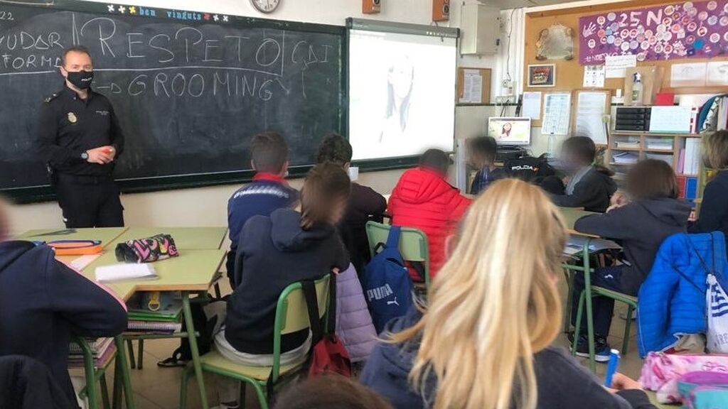 Un agente de la Policía Nacional en una charla Un agente de la Policía Nacional en una charla