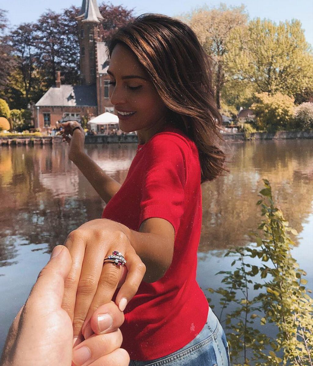 Él le pidió matrimonio a ella durante un viaje a Brujas.