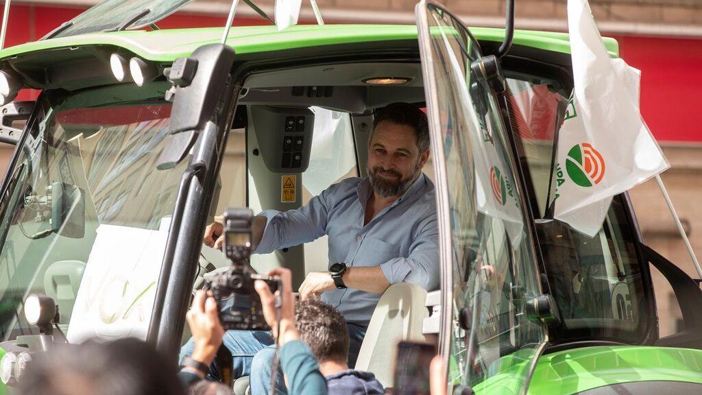 Abascal se sube a un tractor en Murcia