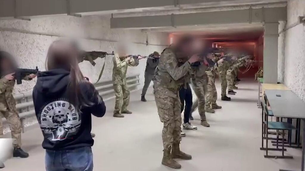 Así entrenan con armas los niños ucranianos