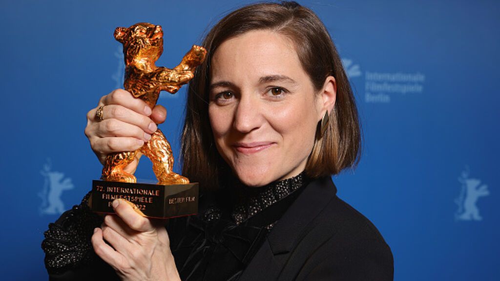 Carla Simón gana el Oso de Oro con la película 'Alcarràs' y hace historia en la Berlinale