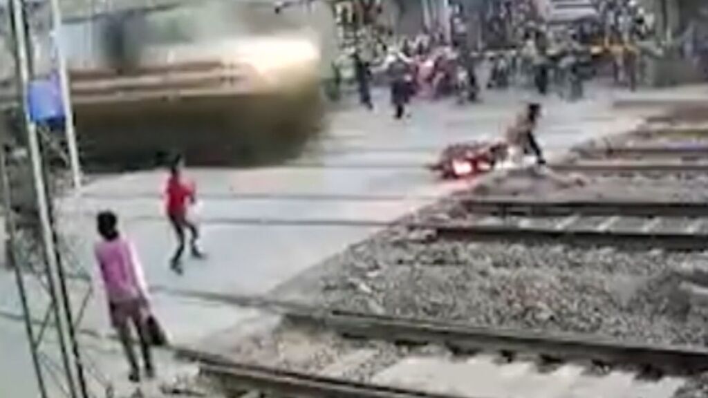 Cae de su moto en las vías del tren y se salva por los pelos en un paso a nivel en India