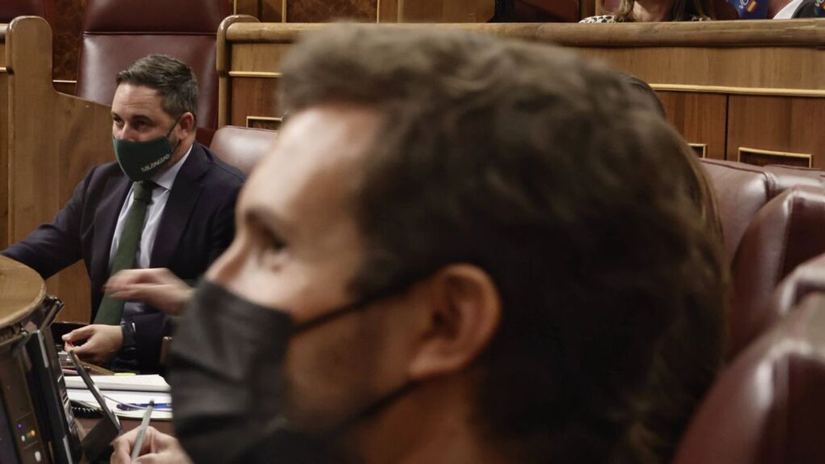 Vox responde a Casado con un vídeo de un joven Abascal acosado en el País Vasco: "Estos son los principios de Abascal" Vox responde a Casado con un vídeo de un joven Abascal acosado en el País Vasco: "Estos son los principios de Abascal"