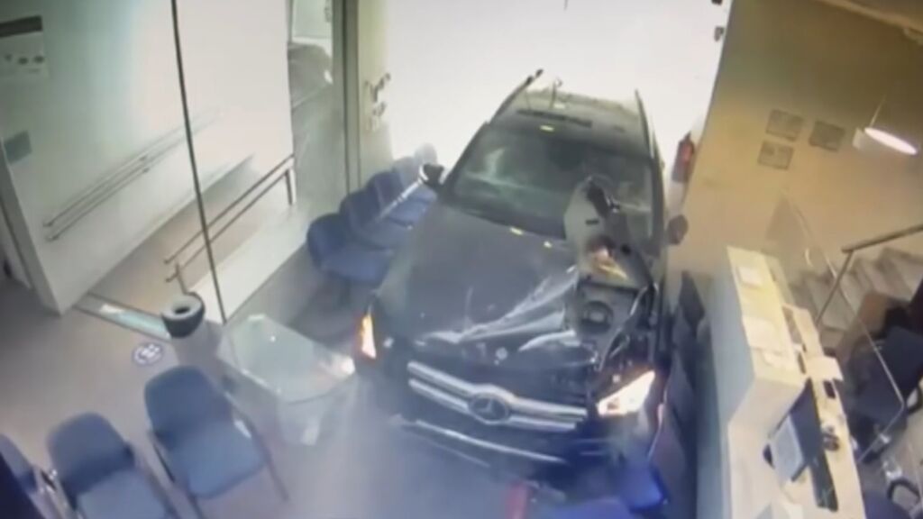 Un conductor empotra su coche contra la sala de espera de un centro médico en Madrid