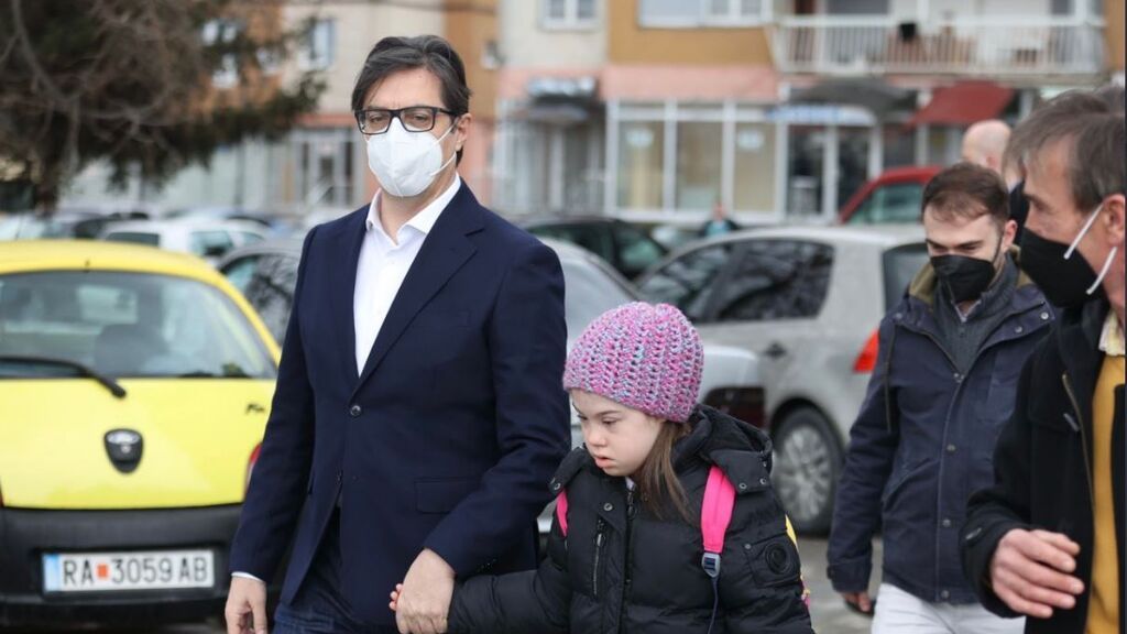 El presidente de Macedonia del Norte lleva a clase a una niña con Síndrome de Down que sufría acoso