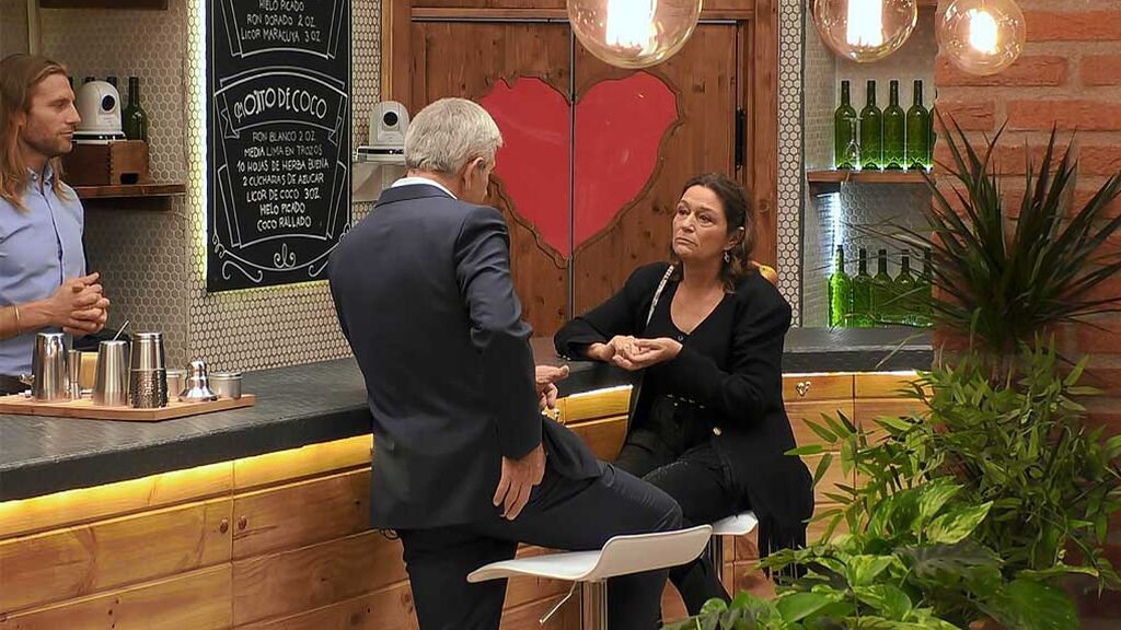 Ángela sorprende a Carlos Sobera con su dura historia de vida: “Trabajaba en una mesa espiritista ayudando a los muertos que no saben que están muertos”