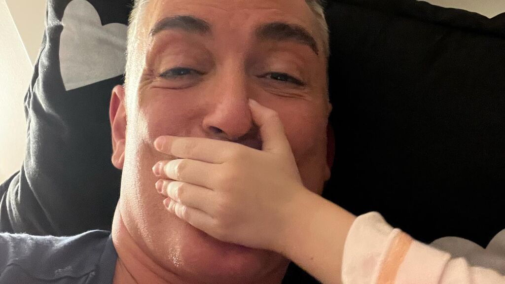 Las hijas de Kiko Hernández reaccionan a la llegada de su padre a casa después de un día en 'Sálvame'