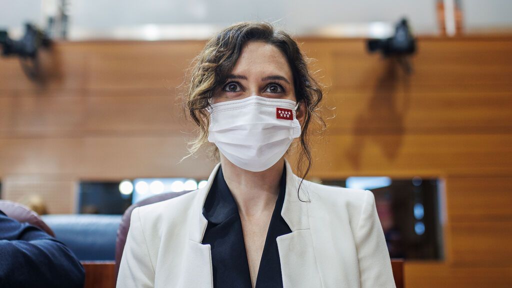 Ayuso niega haber beneficiado a su familia: "No he adjudicado absolutamente nada a nadie de mi entorno"