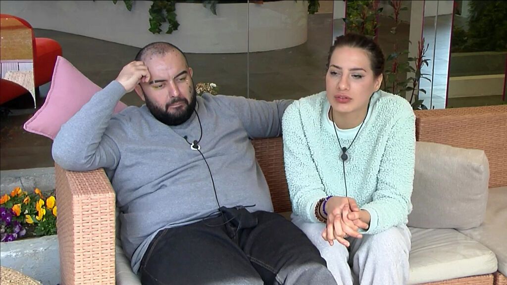 Álvaro y Nissy en el jardín