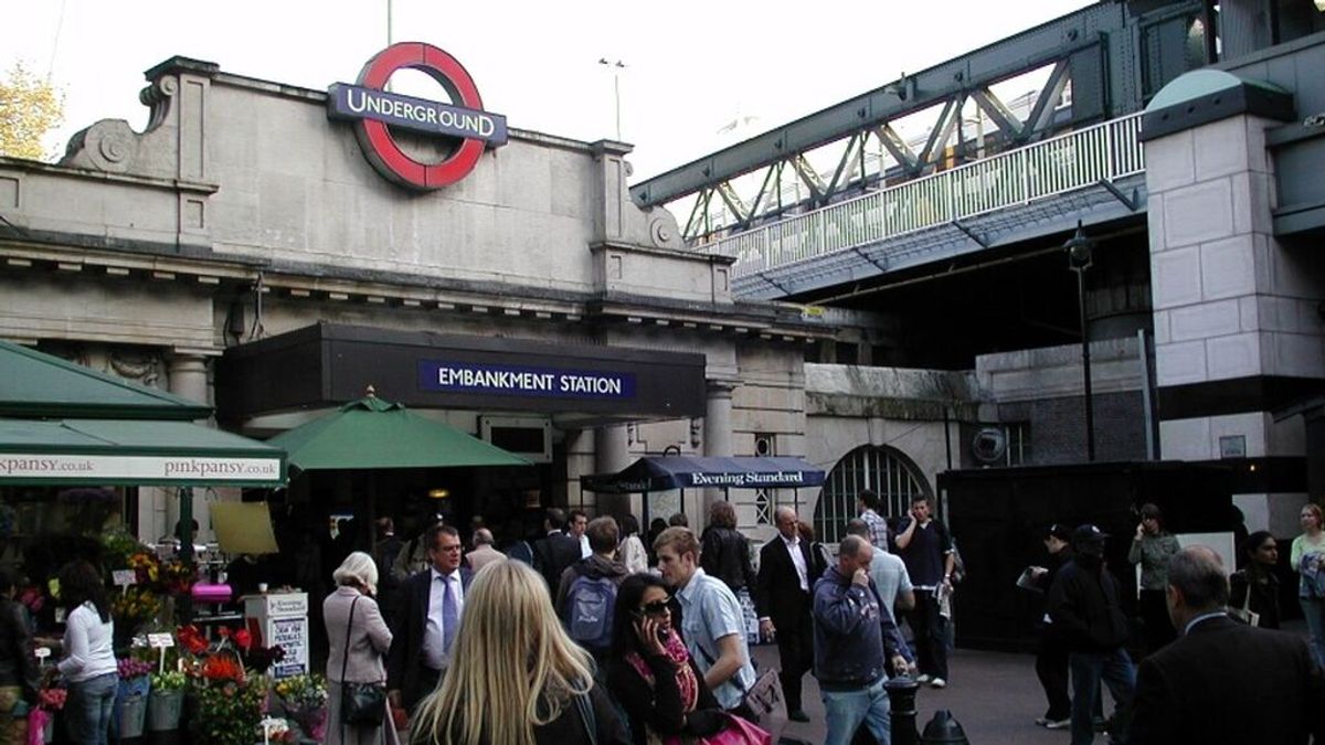 Una mujer acude diariamente al Metro de Londres para escuchar la voz de su difunto marido