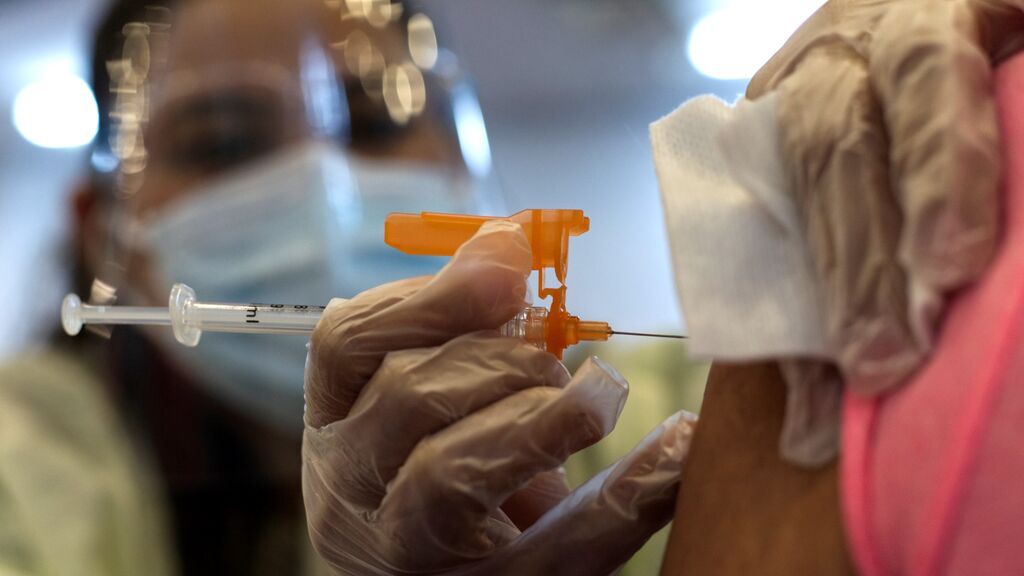 Los médicos desmontan el último bulo sobre las vacunas: "No causan muerte súbita, la repentinitis no existe"