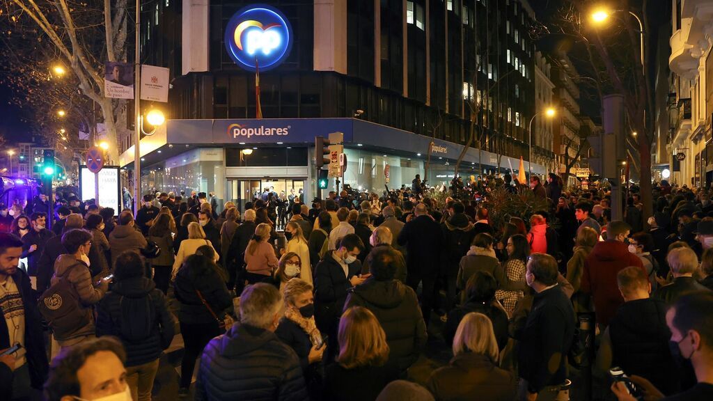 Militantes del PP se manifiestan ante la sede de Génova para pedir la dimisión de Casado y García Egea y apoyar a Ayuso