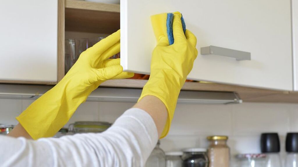 Además, será muy importante limpiar bien los cajones y armario de la cocina.