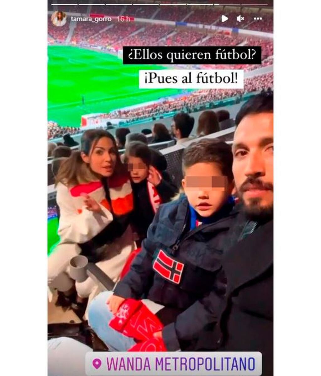 Tamara Gorro y Ezequiel Garay disfrutan de un partido de fútbol junto a sus hijos