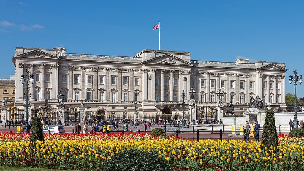 Es en el Buckingham Palace donde reside Isabel II.