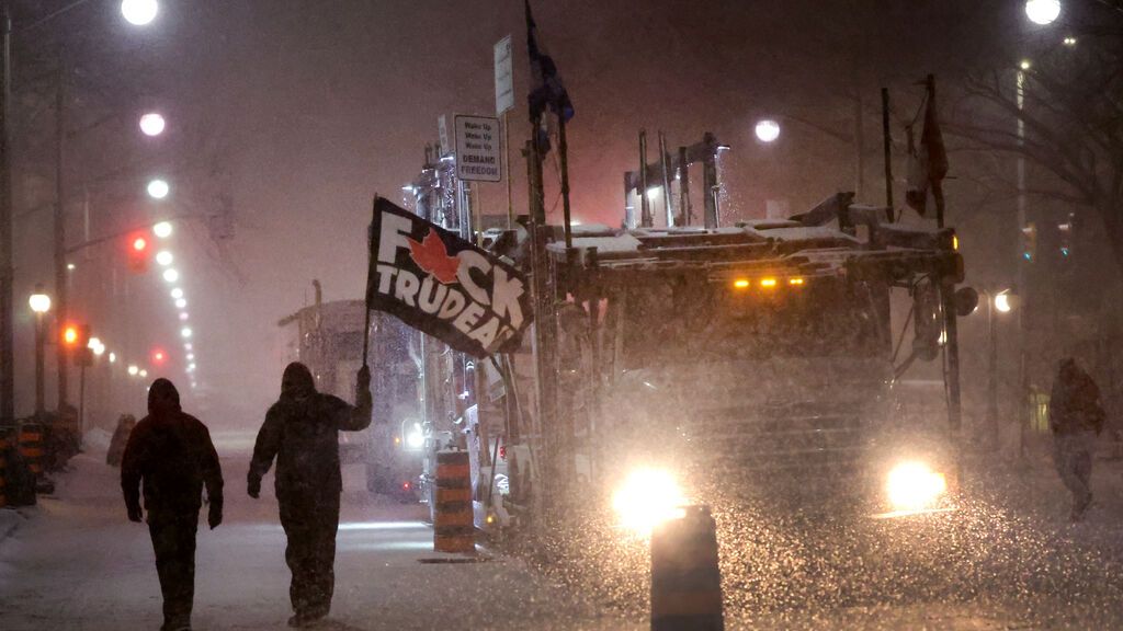 La policía detiene a varios camioneros anticavunas en las calles de Ottawa
