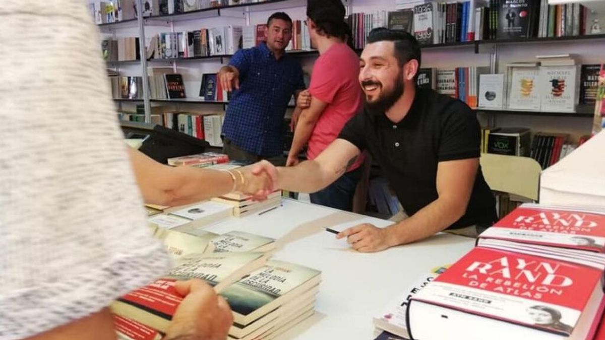 Daniel Fopiani, un escritor en la Marina: "La Isla de Alborán es un escenario perfecto para una novela negra" Daniel Fopiani, un escritor en la Marina: "La Isla de Alborán es un escenario perfecto para una novela negra"