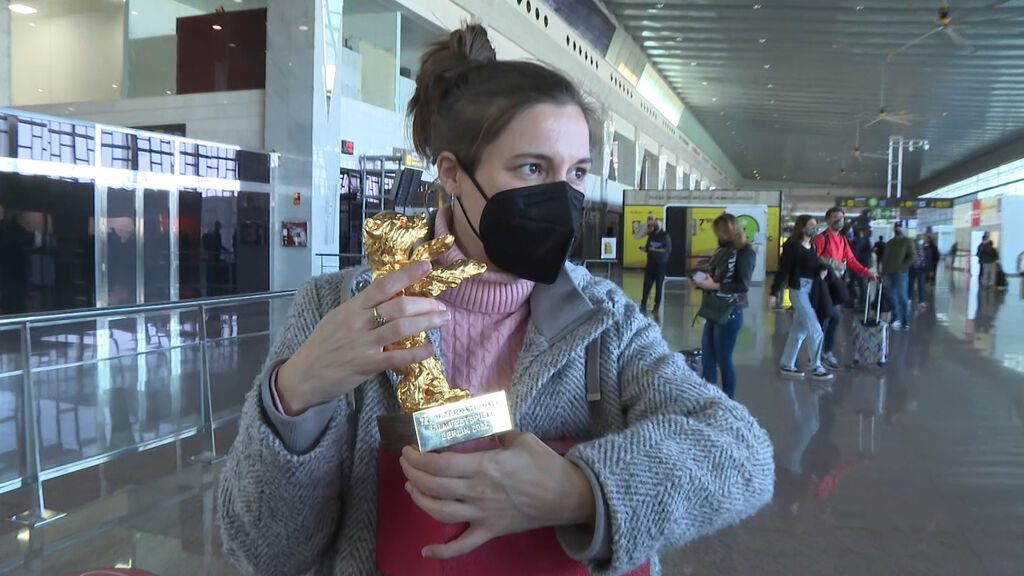 Carla Simón aterriza en Barcelona con el Oso de Oro