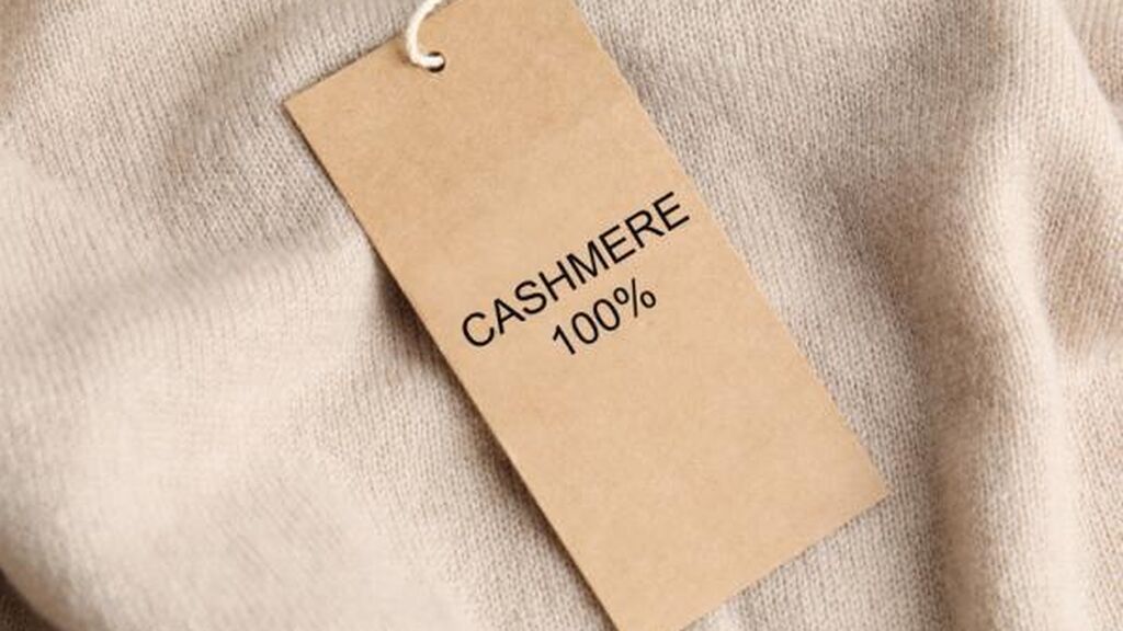 Estas son las claves definitivas para lavar de forma correcta el cashmere: de la importancia del agua fría a cómo secarlo al aire libre.