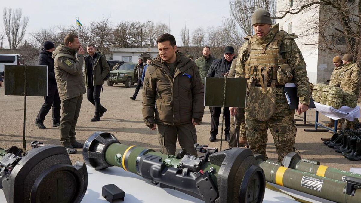 El presidente de Ucrania,  Volodymyr Zelensky, visitando a las tropas