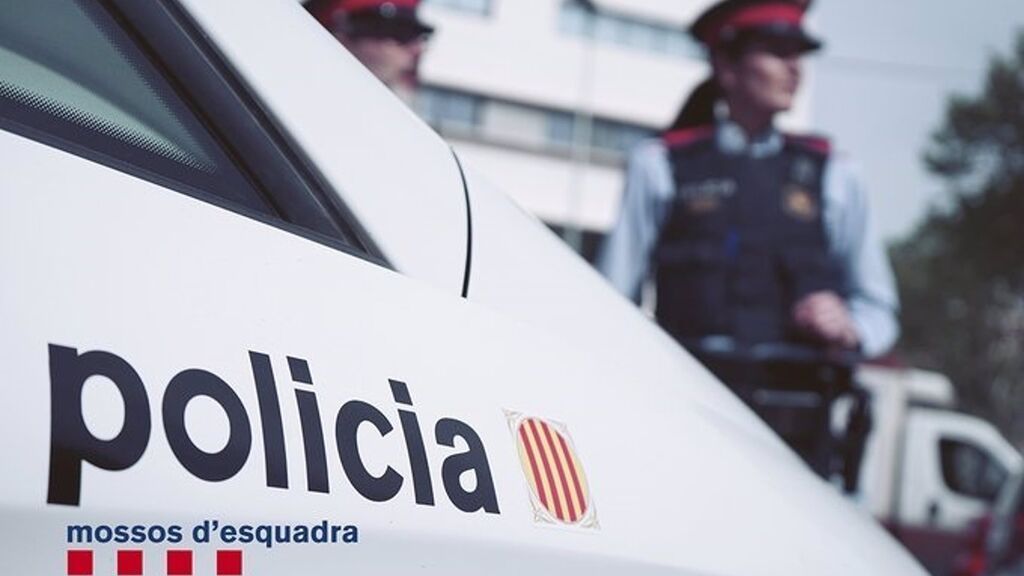 Sorprendidos in fraganti mientras robaban en un coche en El Prat