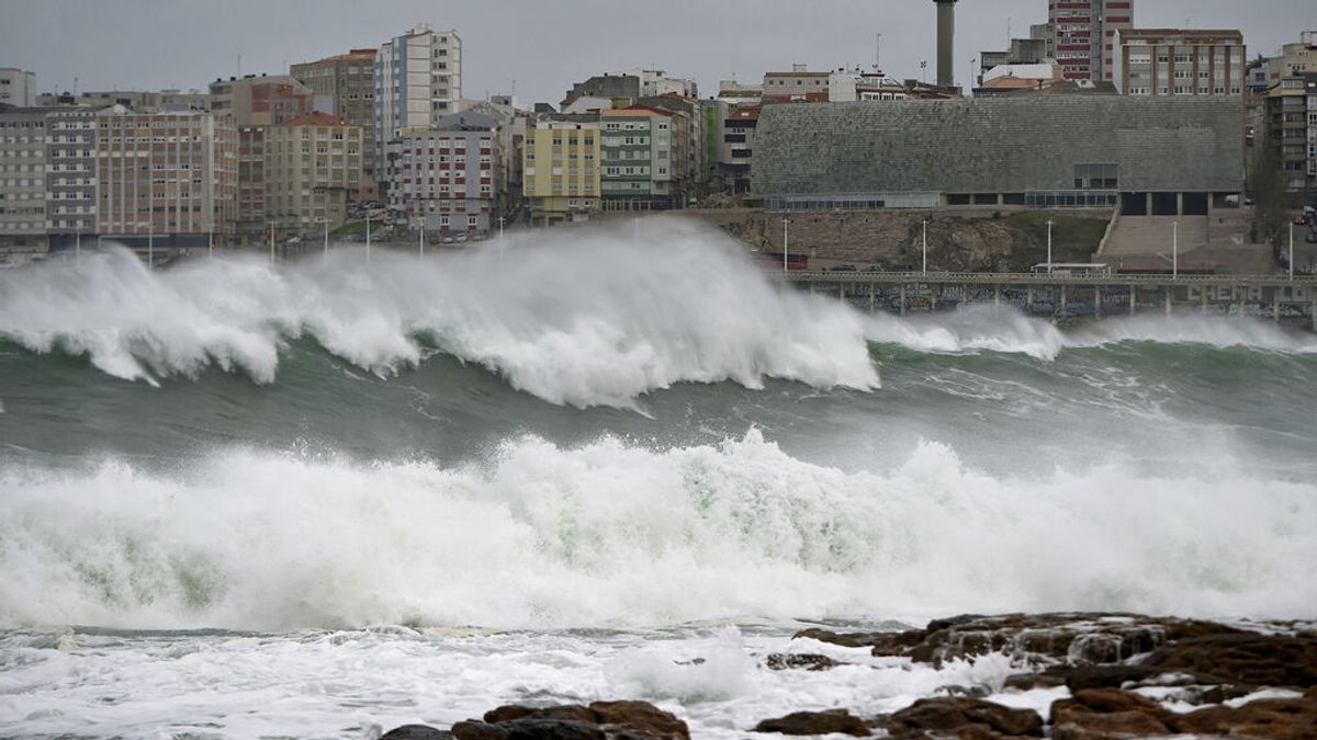 Olas de once metros en el Atlántico por la tormenta Eunice: aviso naranja en el norte de España por mala mar