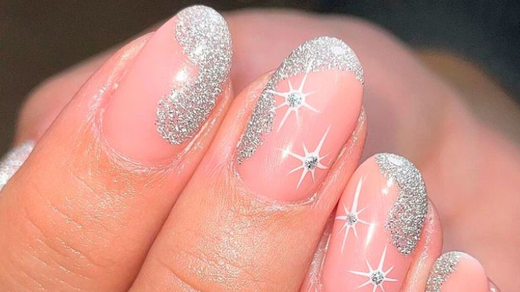 La manicura con glitter es un 'sí' rotundo: así podrás hacértelo en casa de forma fácil y con un resultado profesional.