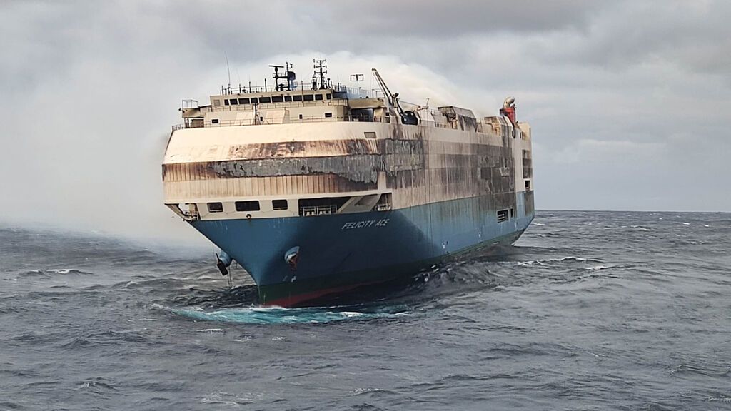 Un buque con más de 4.000 Porsche y Volskwagen arde a la deriva frente a las costas de islas Azores