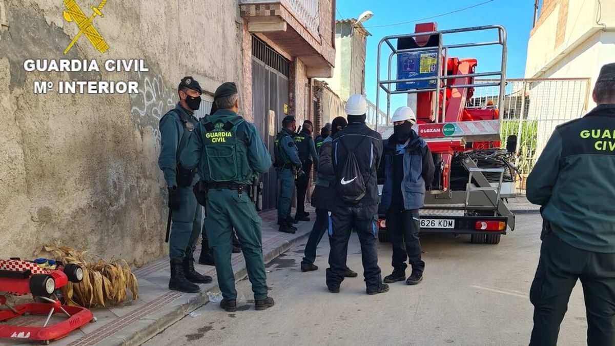 Descubren 54 enganches de luz ilegales y 2.800 plantas de marihuana en Atarfe Descubren 54 enganches de luz ilegales y 2.800 plantas de marihuana en Atarfe