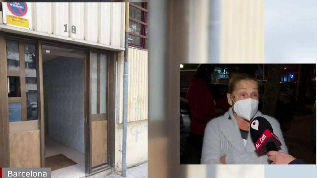 Desconcierto entre vecinos de Badalona tras la desaparición de las puertas de entrada a varios edificios