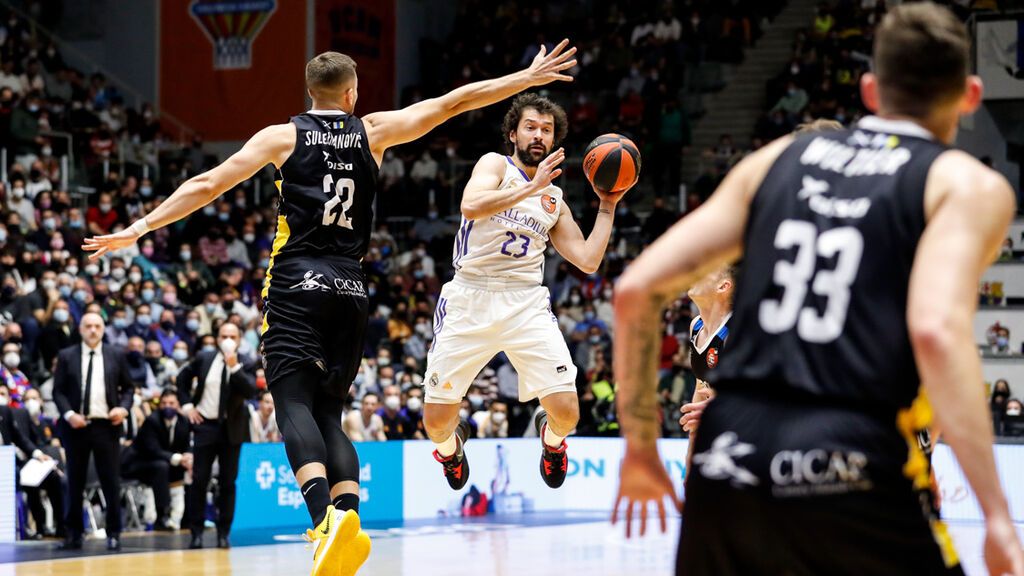 El Real Madrid de baloncesto se pasea ante el Tenerife y ya espera rival en la final de la Copa del Rey