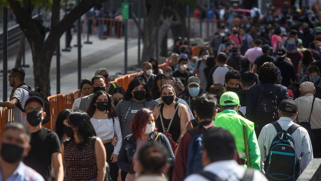 Continúa el descenso de la sexta ola en España