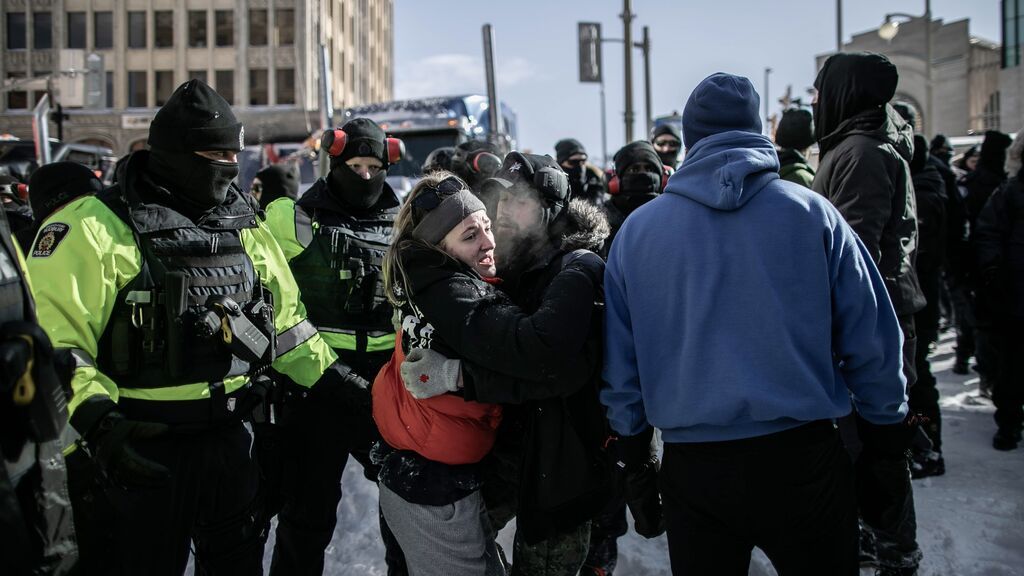 La Policía canadiense detiene a 70 personas tras comenzar a retirar los camiones que bloquean Ottawa