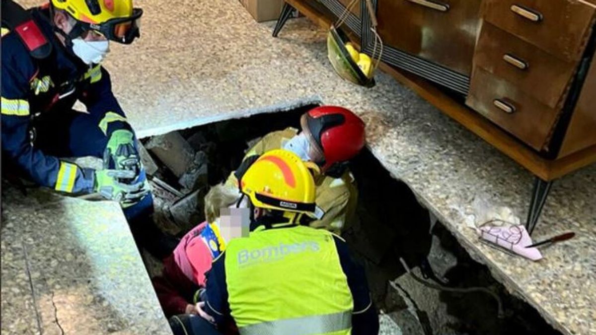 Rescatada en Alicante una mujer de 95 años tras ceder el suelo de su casa y quedar atrapada