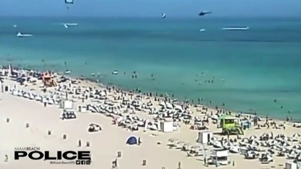 Un helicóptero cae en el mar junto a una playa llena de bañistas en Miami Beach