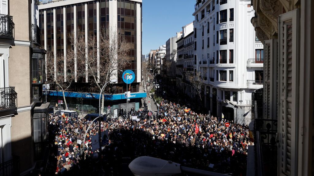 Miles de simpatizantes de Isabel Díaz Ayuso se manifiestan frente a Génova al grito de "presidenta"