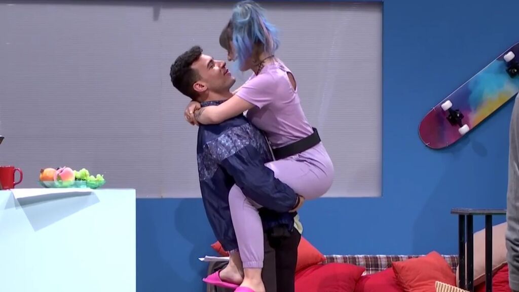 Beso de Adrián y Cora