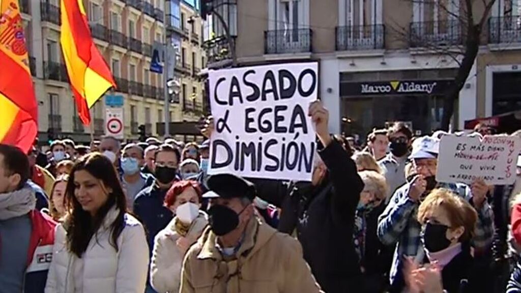 Más de 3500 'ayusistas' se concentran en Génova para pedir la dimisión de Pablo Casado