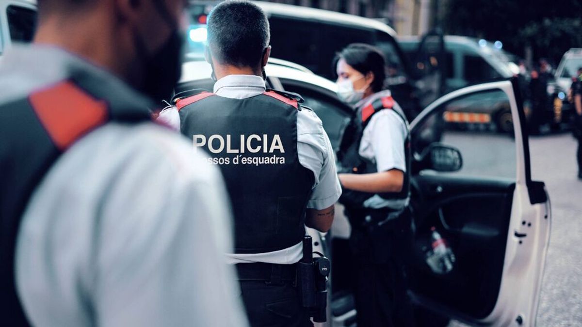Herido un agente de Mossos d'Esquadra por lanzamiento de piedras en Sabadell Herido un agente de Mossos d'Esquadra por lanzamiento de piedras en Sabadell