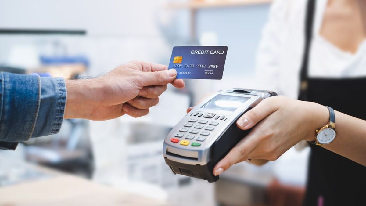 Persona pagando con tarjeta contactless Persona pagando con tarjeta contactless