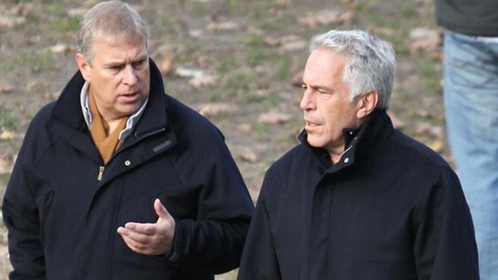 En el año 2010 se publicaron unas imágenes de Jeffrey Epstein y el príncipe Andrés.