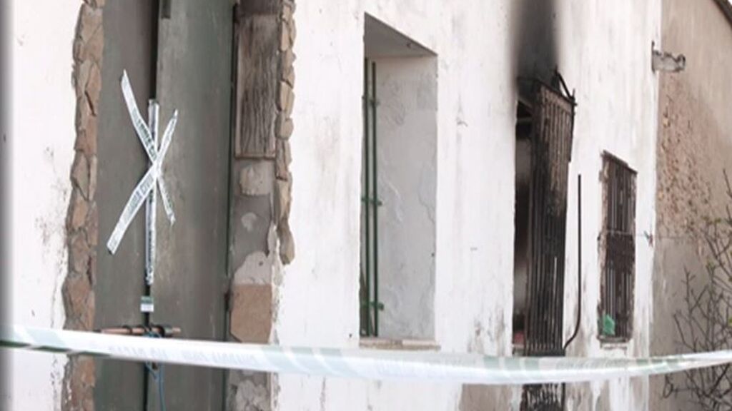 Encuentran a una madre y su hijo muertos en una casa incendiada en Barbate, Cádiz