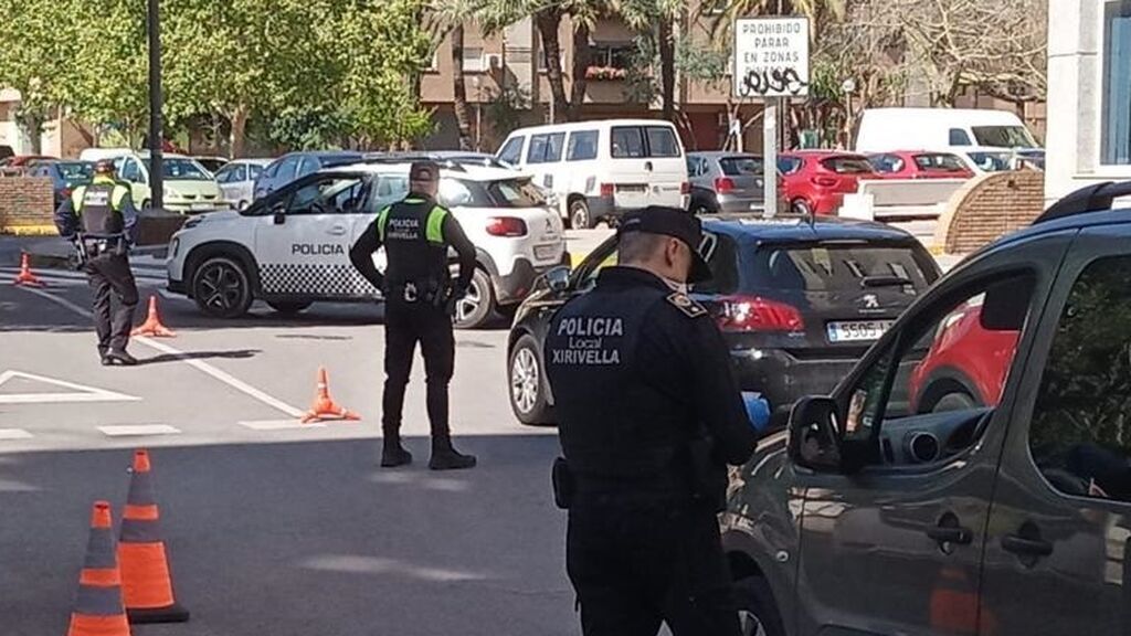 EuropaPress_2783110_control_policial_xirivella_valencia_estado_alarma