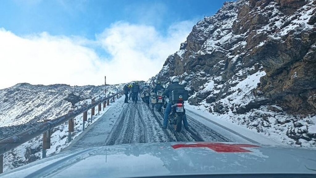 EuropaPress_4263143_cierran_accesos_teide_orotava_esperanza_debido_presencia_nieve_placas_hielo