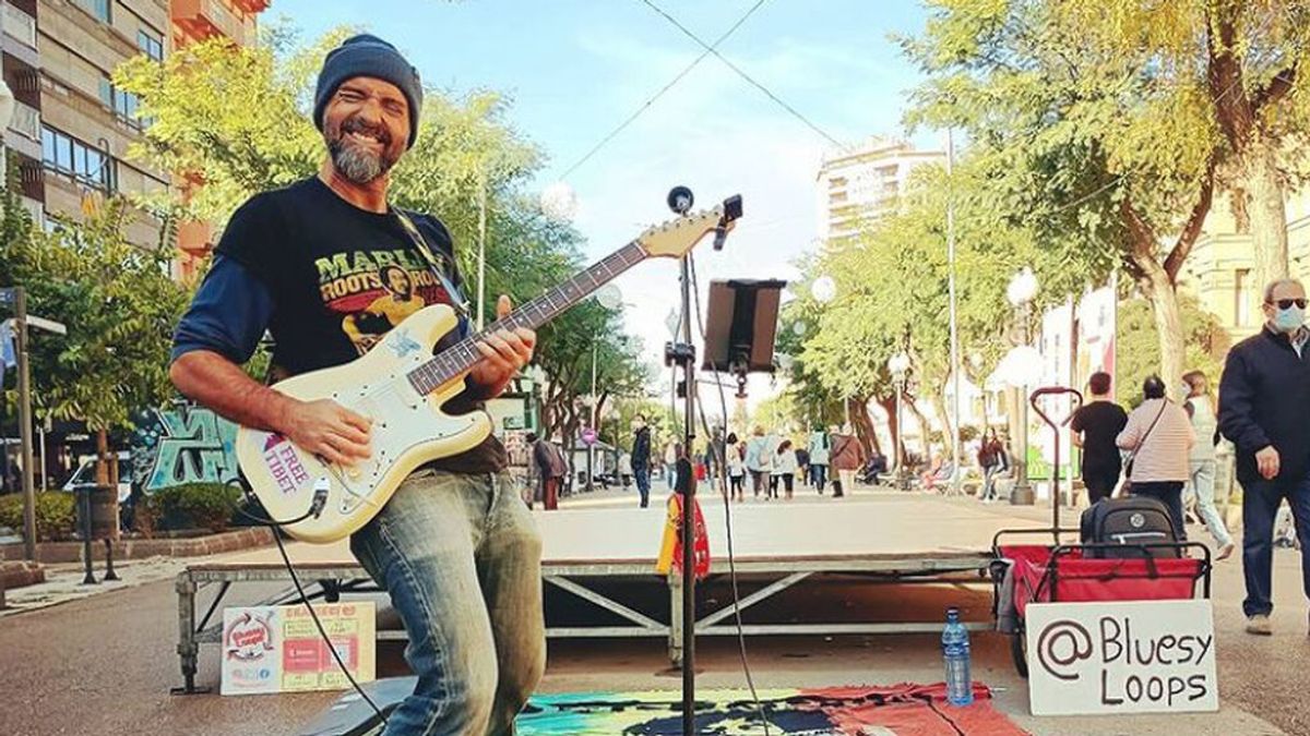 Cesc toca música en la calle de Tarragona y acepta 'bizum': "Se acabó la excusa del efectivo"