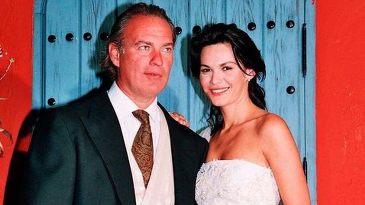 En el año 2001 conoció a Fabiola Martínez.